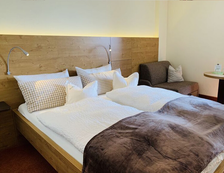 Zimmer mit französischem Bett, Isarhotel Freising